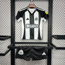 Newcastle I 24/25 conjunto infantil - Newcastle - 24/25 - Conjunto infantil - Fútbol - Equipamiento deportivo - Niños - Estilo.