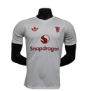 CAMISETA MANCHESTER UNITED LIFESTYLER 24/25 HOMBRE (VERSIÓN JUGADOR)