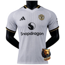 MANCHESTER UNITED VISITANTE BLANCA CON RIBETE DORADO II 26/27 VERSIÓN JUGADOR