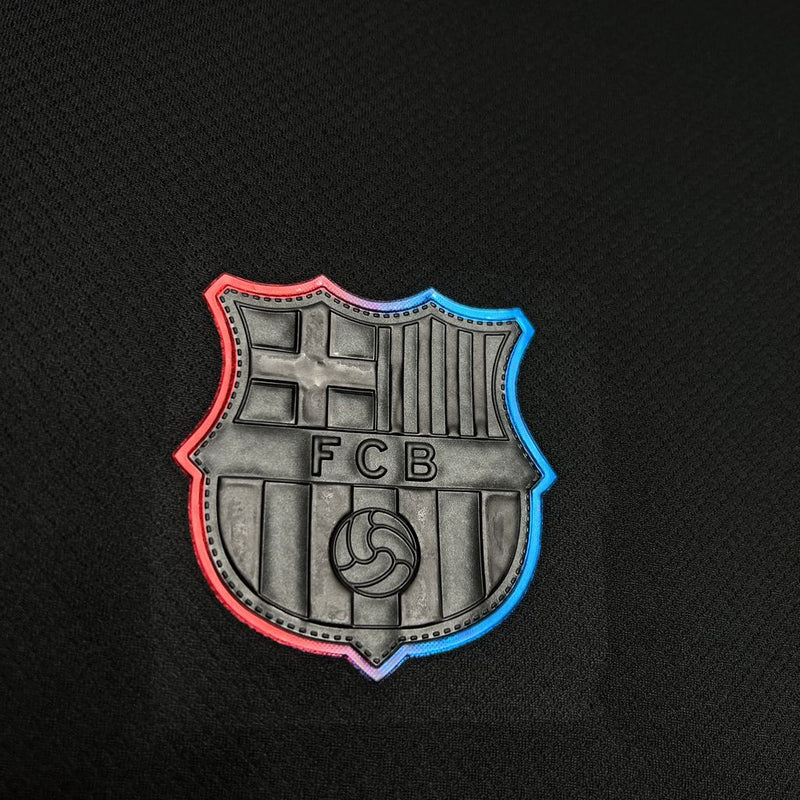 Barcelona-2024-2025-Camiseta-Visitante-Diseño-Moderno-Negro-Azul-Rojo-Degradado-Escudo-TPU-Nueva-Temporada-Fútbol 