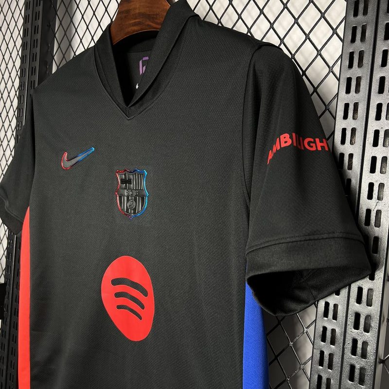 Barcelona-2024-2025-Camiseta-Visitante-Diseño-Moderno-Negro-Azul-Rojo-Degradado-Escudo-TPU-Nueva-Temporada-Fútbol 