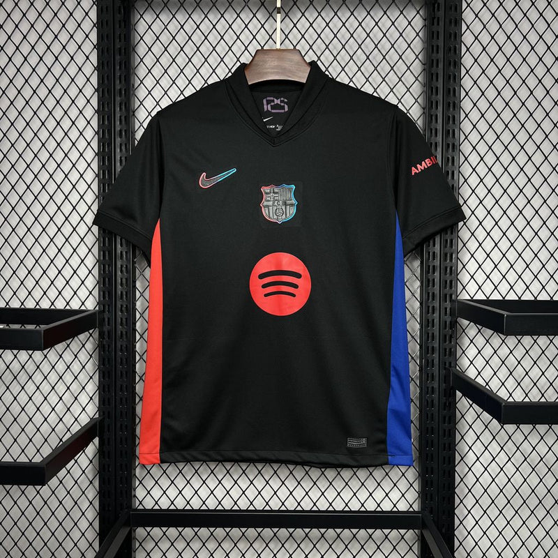 Barcelona-2024-2025-Camiseta-Visitante-Diseño-Moderno-Negro-Azul-Rojo-Degradado-Escudo-TPU-Nueva-Temporada-Fútbol 