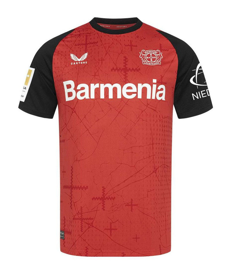 Bayer Leverkusen - 20242025 - Camiseta Leverkusen - Camiseta titular Leverkusen - Uniforme Leverkusen - Castore Leverkusen - Diseño clásico - Rojo y negro - Rayas verticales - Bundesliga - Copa de Alemania - Iconos del club - Gola redonda - Mangas rojas - Escudo del club - Barmenia - Tecnologías innovadoras - Confort - Rendimiento.