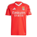 Benfica 20242025 - Camiseta Benfica - Uniforme titular Benfica - Adidas Benfica - Liga Portugal - Copa de Portugal - Champions League - Diseño clásico - Diseño moderno - Rojo - Blanco - Gola redonda - Escudo del Benfica - Logo de Adidas - Historia del club - Innovación de Adidas - Tecnologías innovadoras - Confort - Rendimiento.
