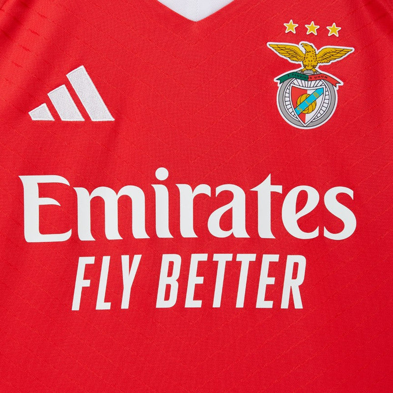 Benfica 20242025 - Camiseta Benfica - Uniforme titular Benfica - Adidas Benfica - Liga Portugal - Copa de Portugal - Champions League - Diseño clásico - Diseño moderno - Rojo - Blanco - Gola redonda - Escudo del Benfica - Logo de Adidas - Historia del club - Innovación de Adidas - Tecnologías innovadoras - Confort - Rendimiento.