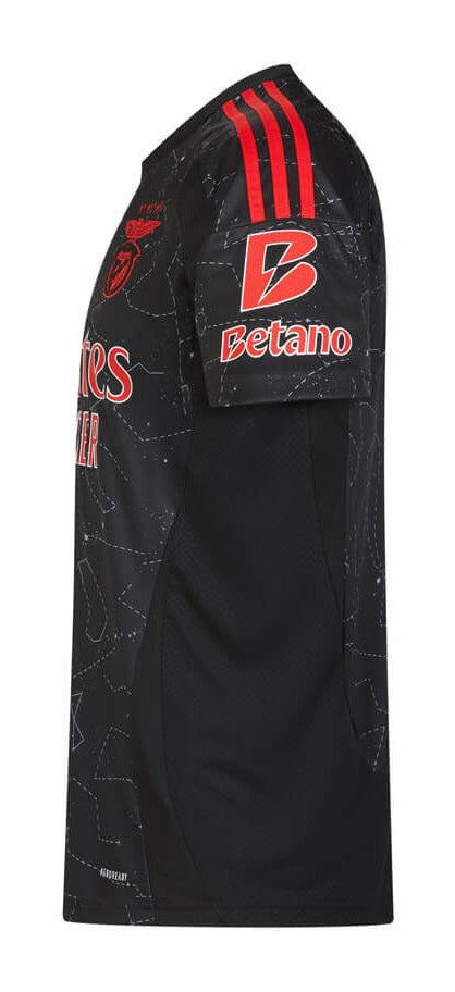 Benfica 20242025 - Camiseta alternativa Benfica - Adidas Benfica - Liga Portugal - Copa de Portugal - Champions League - Diseño moderno - Detalles únicos - Blanco - Rojo - Negro - Gola redonda - Escudo del Benfica - Logo de Adidas - 50 aniversario - Historia del club - Identidad del club - Tecnologías innovadoras - Confort - Rendimiento.