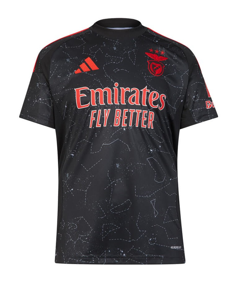 Benfica 20242025 - Camiseta alternativa Benfica - Adidas Benfica - Liga Portugal - Copa de Portugal - Champions League - Diseño moderno - Detalles únicos - Blanco - Rojo - Negro - Gola redonda - Escudo del Benfica - Logo de Adidas - 50 aniversario - Historia del club - Identidad del club - Tecnologías innovadoras - Confort - Rendimiento.