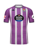 Real Valladolid 20242025 - Camiseta titular Real Valladolid - Kappa Real Valladolid - LaLiga - Diseño clásico - Detalles modernos - Morado - Blanco - Dorado - Gola redonda - Escudo del Real Valladolid - Logo de Kappa - Identidad del club - Historia del club - Tecnologías innovadoras - Confort - Rendimiento.