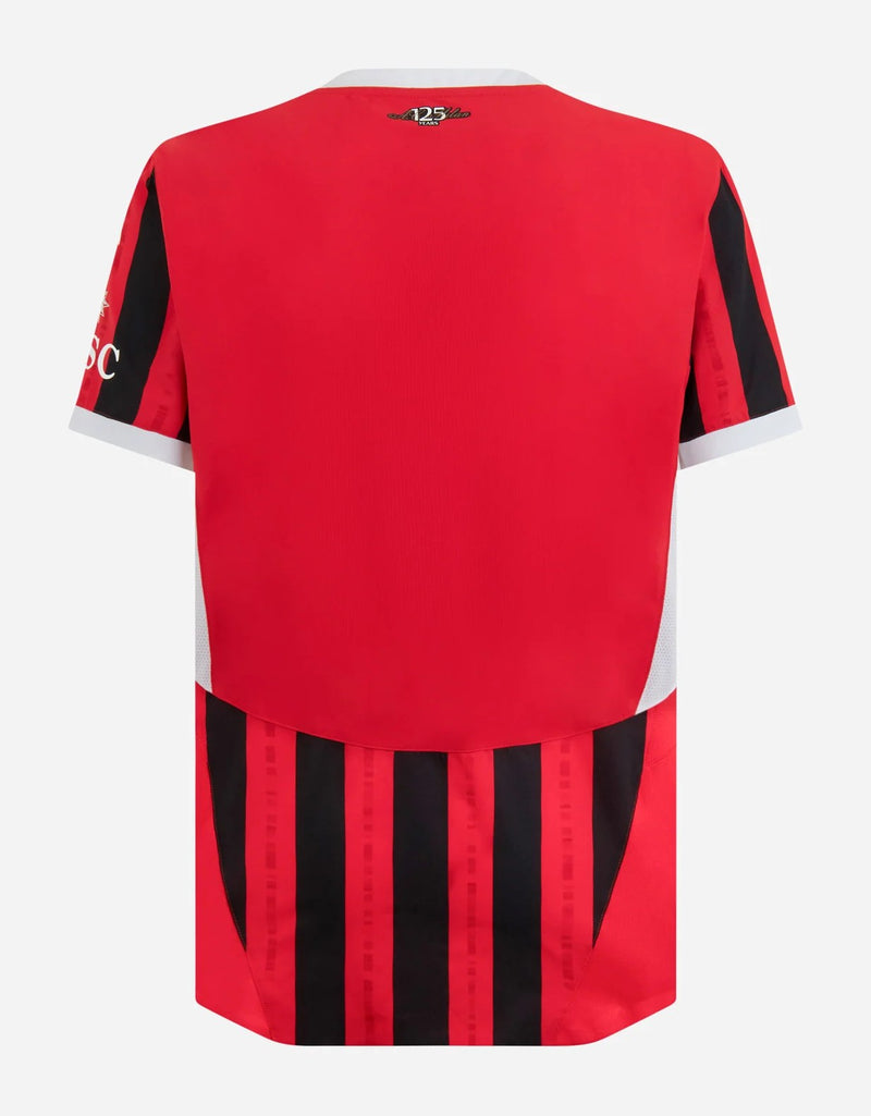 Camiseta AC Milan 2024-25 - Camiseta de fútbol - Equipación AC Milan - Fútbol italiano - Serie A - Puma - Emirates - Camiseta de casa - Diseño clásico - Riscas rojas y negras - Logotipos blancos - Theo Hernández - Christian Pulisic