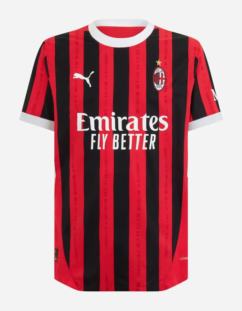 Camiseta AC Milan 2024-25 - Camiseta de fútbol - Equipación AC Milan - Fútbol italiano - Serie A - Puma - Emirates - Camiseta de casa - Diseño clásico - Riscas rojas y negras - Logotipos blancos - Theo Hernández - Christian Pulisic