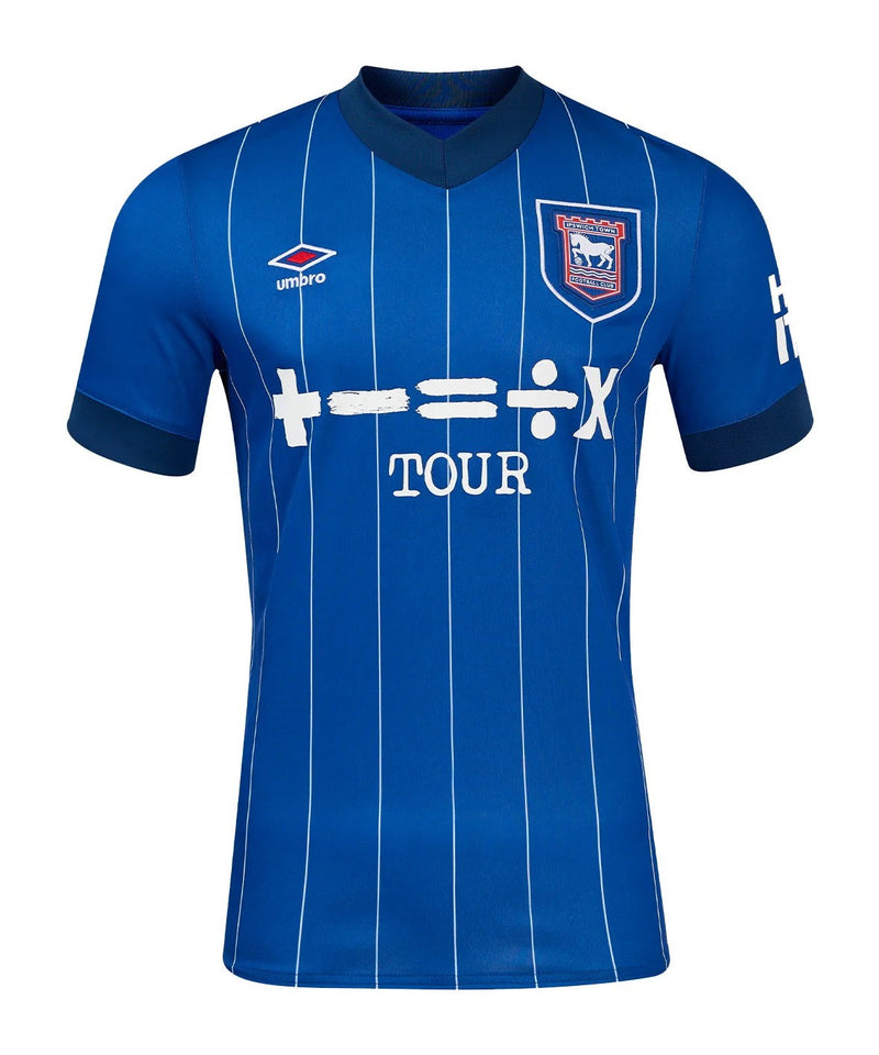 Camiseta Ipswich Town - 2024-25 - Ipswich Town - Fútbol - Premier League - Azul - Blanco - Umbro -  Diseño -  Temporada - Camiseta titular - Club - Estadio - Jugadores - Moda - Estilo - Comprar - Camisetas de 