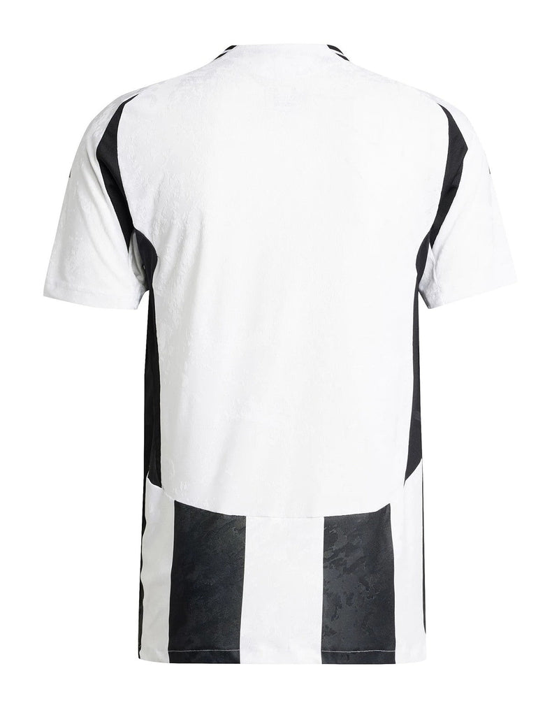 CamisetaJuventus2024-25-Camisetadefutbol-Juventus-Adidas-SerieA-ChampionsLeague-Futbol-Camisetatitular-Blanco-Negro-Camisola-Tradicional-Riscas-Logotipo-Emblema