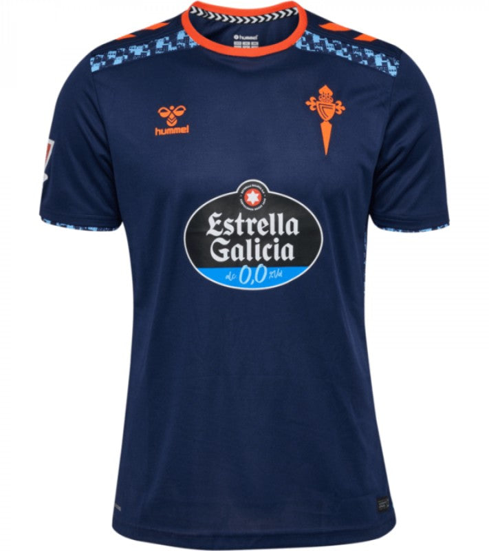 Celta de Vigo 20242025 - Camiseta alternativa Celta de Vigo - Hummel Celta de Vigo - LALIGA - Diseño moderno - Detalles únicos - Vigo - Azul marino - Patrón camuflado - Puente Rande - Pazo Quiñones de Leão - Faro de Alcabre - Co-Catedral-Basílica de Santa María de Vigo - Arcadas de Berbés - Gola redonda - Naranja - Escudo del Celta - Logotipo de Hummel - Tecnologías innovadoras - Confort - Rendimiento.