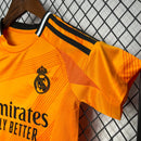Conjunto Real Madrid II naranja 2024/25 - Naranja - Infantil - Real Madrid - Temporada 2024-2025 - Fútbol - Equipamiento deportivo - Niños - Estilo.