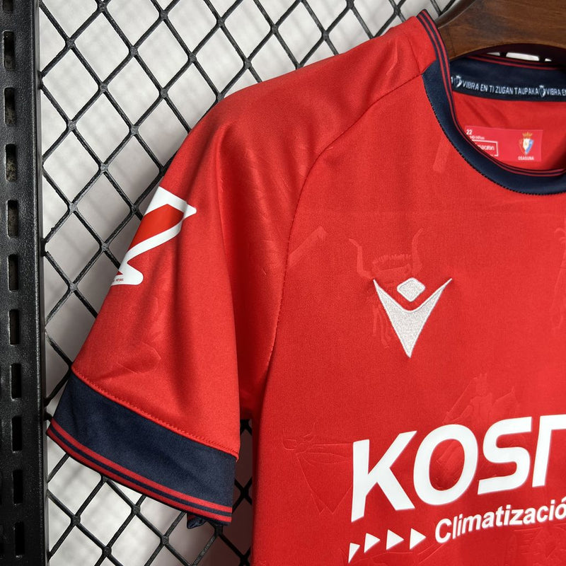 Conjunto infantil Osasuna I rojo 2024/25 - Rojo - Infantil - Osasuna - Temporada 2024-2025 - Fútbol - Equipamiento deportivo - Niños - Estilo.