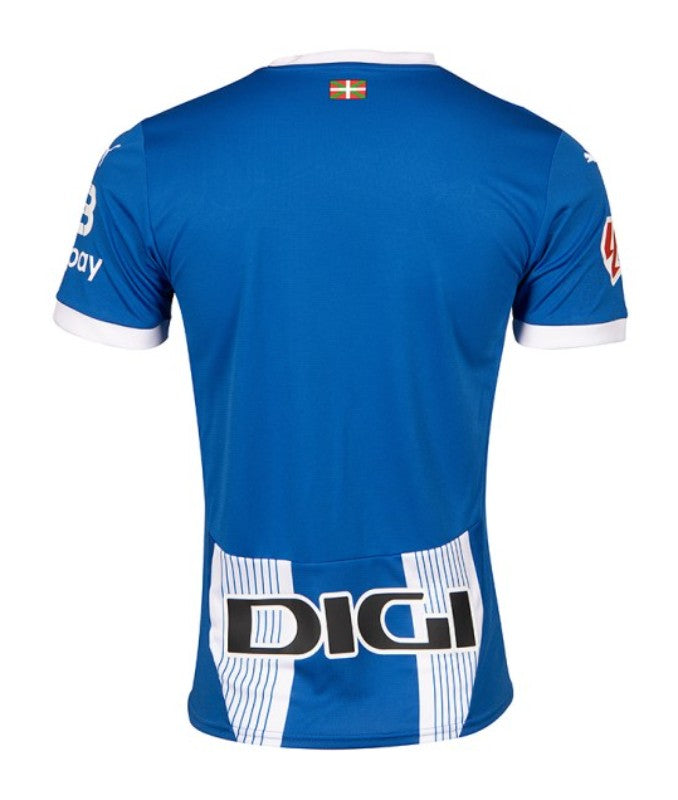 Deportivo Alavés 20242025 - Camiseta Alavés - Uniforme titular Alavés - Puma Alavés - Segunda División - Diseño clásico - Diseño moderno - Azul - Blanco - Escudo del equipo - Gola redonda - Tres rayas de Puma - Pantalones blancos - Medias azules - Historia del club - Innovación de Puma - Tecnologías innovadoras - Confort - Rendimiento.