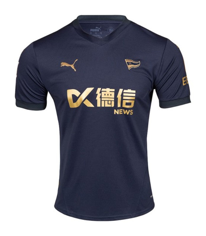 Deportivo Alavés 20242025 - Camiseta alternativa Alavés - Puma Alavés - La Liga EA Sports - Diseño elegante - Diseño sobrio - Azul marino - Gola en V - Escudo del club en dorado - Logo de Puma en dorado - Tecnologías innovadoras - Comodidad - Rendimiento - Identidad del club - Historia del club.