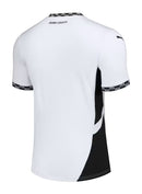 Derby County 2024/2025 - Camiseta local Derby County - Campeonato de la EFL - Diseño clásico - Blanco - Negro - Detalles elegantes - Paneles laterales - Línea blanca - Puños de mangas - Gola en V - Ribetes blancos - Temporada - Equipamiento deportivo - Fútbol.