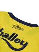 Fenerbahçe 2024/2025 - Camiseta titular Fenerbahçe - Superliga de Turquía - Diseño clásico - Detalles modernos - Amarillo - Azul marino - Gola redonda - Escudo del Fenerbahçe - Identidad del club - Historia del club - Elementos clásicos - Detalles modernos.
