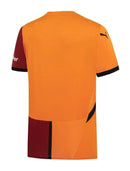 Galatasaray 2024/2025 - Camiseta titular Galatasaray - Diseño tradicional - Detalles elegantes - Recortes laterales - Tradición - Elegancia - Temporada - Fútbol - Estilo - Club - Detalles cuidadosos - Equipamiento deportivo - Estética clásica.