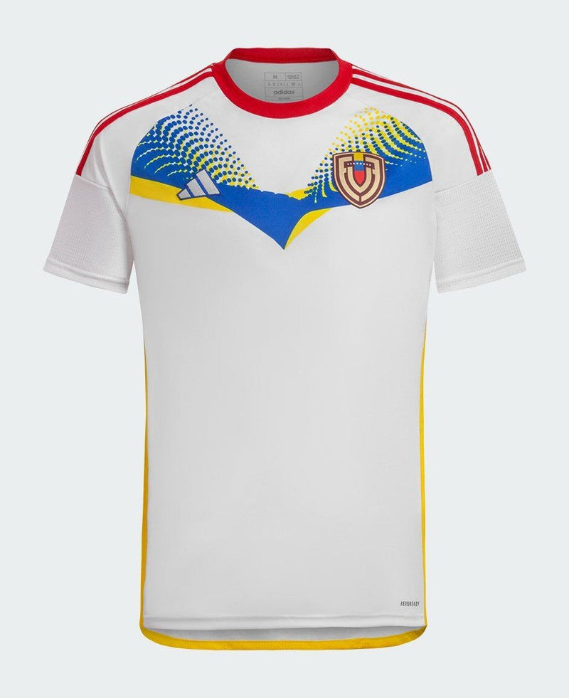 Venezuela 2024/2025 - Camiseta alternativa Venezuela - Adidas Venezuela - Blanco - Diseño bandera nacional - Eliminatorias Mundial - Amarillo - Azul - Rojo - Tres rayas de Adidas - Gola roja - Escudo de la Federación Venezolana - Identidad - Orgullo nacional - Tecnologías innovadoras - Confort - Rendimiento.