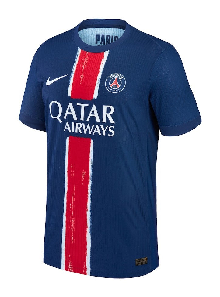 nuevo uniforme 1- del -Paris Saint-Germain- para la -temporada 2024-25- combina -elegancia- y -tradición-. La -camiseta azul marino- con -franja roja- y -líneas blancas- destaca por sus -detalles modernos- en -rojo y blanco-. El -escudo del PSG- en el -pecho- y el -cuello en V- añaden -sofisticación-. Fabricada por -Nike- con tecnología -Dri-FIT- para -comodidad- y -rendimiento óptimos-. Disponible en -tiendas oficiales- y en el -sitio web de Nike- para -jugadores- y -aficionados-.