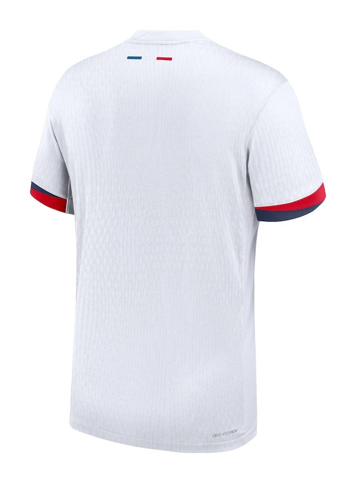 El -uniforme 2- del -PSG- para la -temporada 2024-25- destaca por su -diseño innovador- y -elegante-. La -camiseta blanca- presenta -detalles en azul marino- y -rojo-, con un -patrón geométrico- en la parte frontal. El -escudo del PSG- se ubica en el -pecho-, junto al -logotipo de Nike-. Fabricada con -tecnología Dri-FIT- para -comodidad- y -rendimiento-.