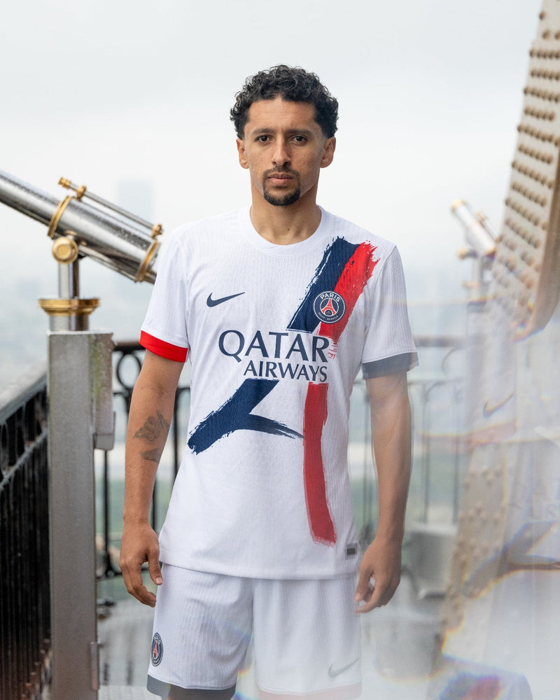 El -uniforme 2- del -PSG- para la -temporada 2024-25- destaca por su -diseño innovador- y -elegante-. La -camiseta blanca- presenta -detalles en azul marino- y -rojo-, con un -patrón geométrico- en la parte frontal. El -escudo del PSG- se ubica en el -pecho-, junto al -logotipo de Nike-. Fabricada con -tecnología Dri-FIT- para -comodidad- y -rendimiento-.