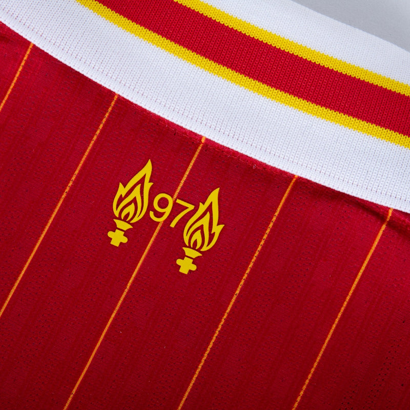 Camiseta Liverpool - 2024-25 - Liverpool - Fútbol - Premier League - Champions League - Rojo - Blanco - Amarillo - Nike - Diseño - Temporada - Camiseta titular - Club - Estadio - Jugadores - Moda - Estilo - Comprar - Camisetas de fútbol - Venta - Última colección - Moda deportiva