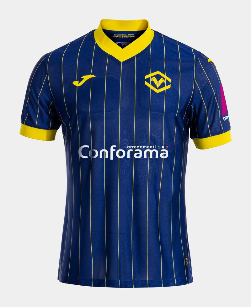 Camiseta Hellas Verona - 2024-25 - Hellas Verona - Fútbol - Serie A - Azul - Amarillo - Joma - Diseño - Temporada - Camiseta titular - Club - Estadio - Jugadores - Moda - Estilo - Comprar - Camisetas de fútbol - Venta - Última colección - Moda deportiva