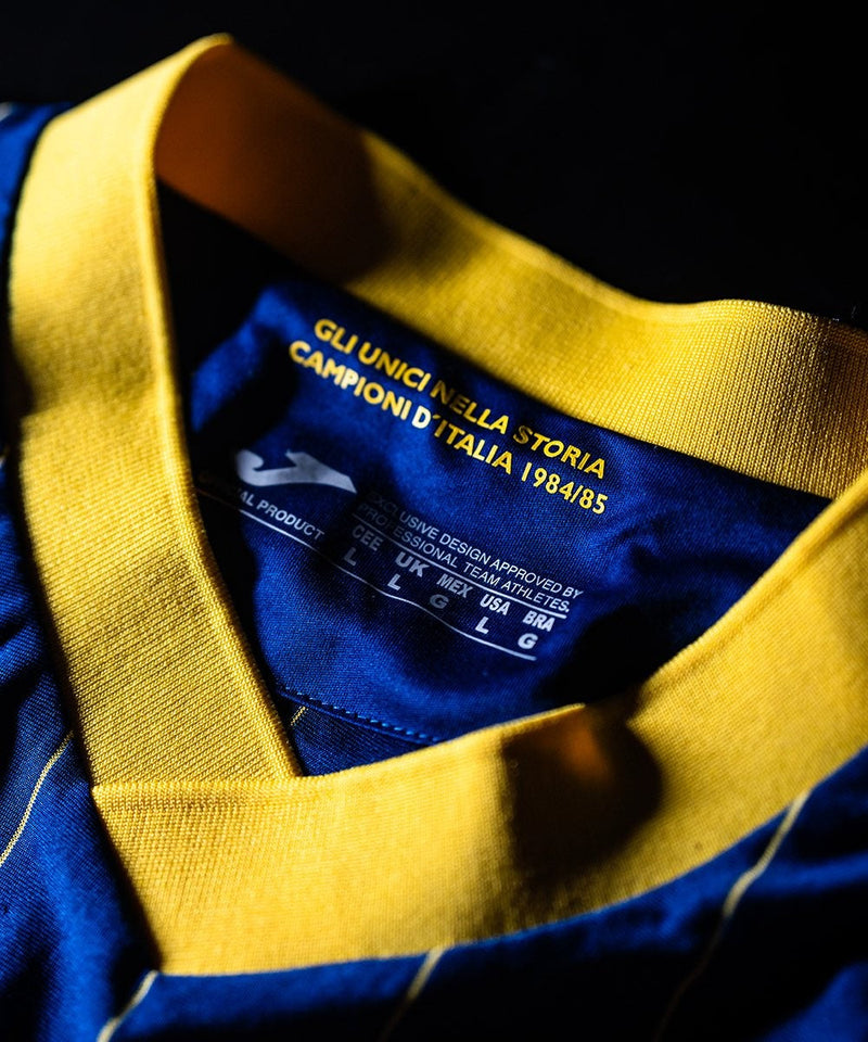 Camiseta Hellas Verona - 2024-25 - Hellas Verona - Fútbol - Serie A - Azul - Amarillo - Joma - Diseño - Temporada - Camiseta titular - Club - Estadio - Jugadores - Moda - Estilo - Comprar - Camisetas de fútbol - Venta - Última colección - Moda deportiva