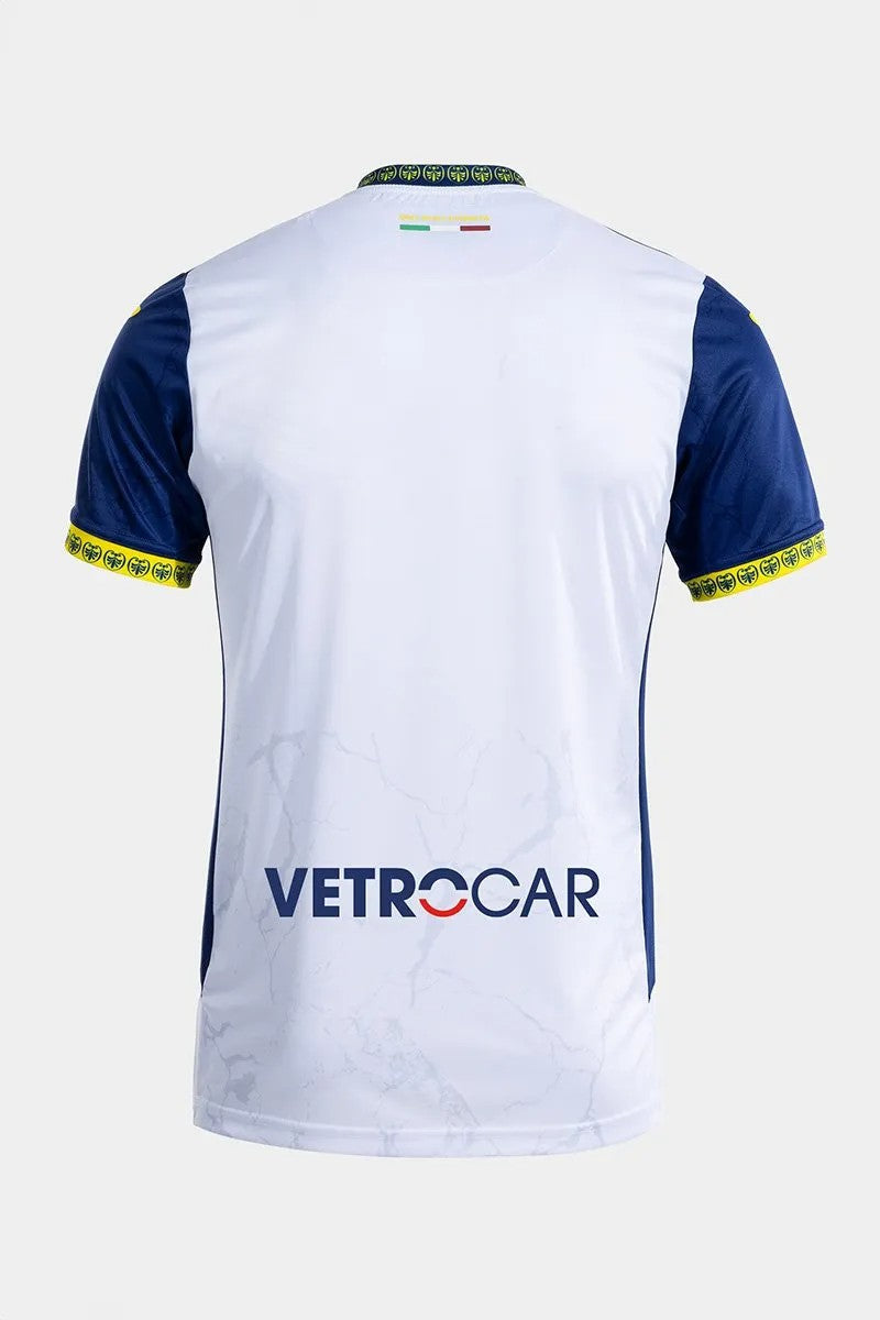 Camiseta Hellas Verona - 2024-25 - Hellas Verona - Fútbol - Serie A - Blanco - Azul - Joma - Diseño - Temporada - Camiseta visitante - Club - Estadio - Jugadores - Moda - Estilo - Comprar - Camisetas de fútbol - Venta - Última colección - Moda deportiva -