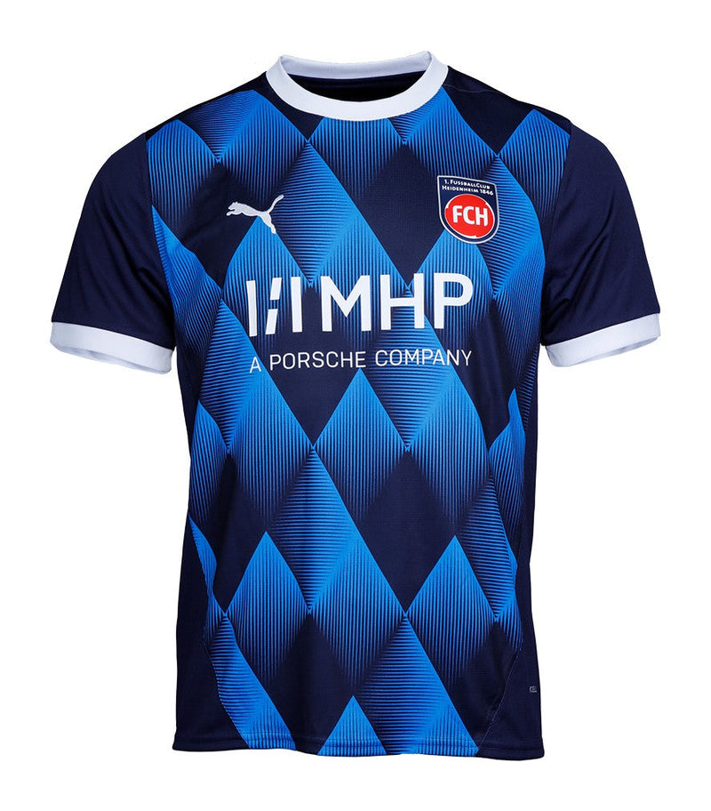 Heidenheim - 2024/2025 - Camiseta Heidenheim - Uniforme Heidenheim - Puma Heidenheim - Diseño moderno - Azul - Gris - Blanco - Rojo - Bundesliga - Copa de Alemania - Away kit - Patrón gráfico - Identidad del club - Gola redonda - Escudo del club - Logo de Puma - Tecnologías innovadoras - Confort - Rendimiento.