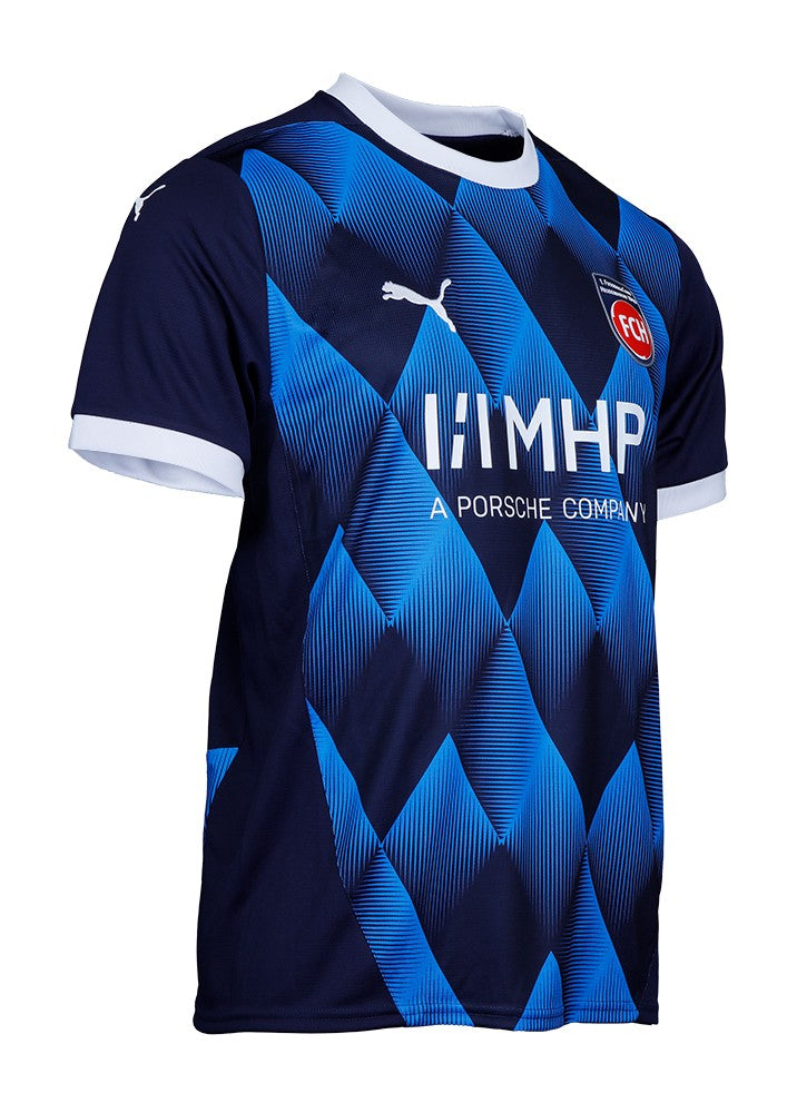 Heidenheim - 2024/2025 - Camiseta Heidenheim - Uniforme Heidenheim - Puma Heidenheim - Diseño moderno - Azul - Gris - Blanco - Rojo - Bundesliga - Copa de Alemania - Away kit - Patrón gráfico - Identidad del club - Gola redonda - Escudo del club - Logo de Puma - Tecnologías innovadoras - Confort - Rendimiento.