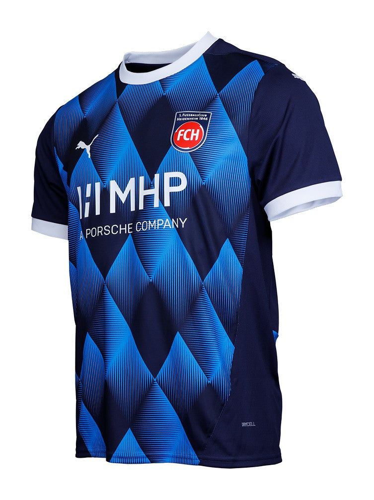 Heidenheim - 2024/2025 - Camiseta Heidenheim - Uniforme Heidenheim - Puma Heidenheim - Diseño moderno - Azul - Gris - Blanco - Rojo - Bundesliga - Copa de Alemania - Away kit - Patrón gráfico - Identidad del club - Gola redonda - Escudo del club - Logo de Puma - Tecnologías innovadoras - Confort - Rendimiento.