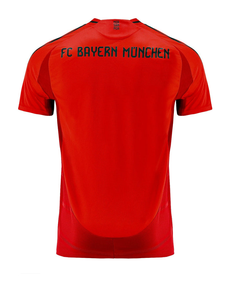 Bayern Munich - 2024/2025 - Camiseta Bayern Munich - Camiseta titular Bayern Munich - Uniforme Bayern Munich - Adidas Bayern Munich - Diseño clásico - Rojo y blanco - Rayas verticales - Bundesliga - Copa de Alemania - Champions League - Gola redonda - Escudo del club - Patrocinio Deutsche Telekom - Tecnologías innovadoras - Confort - Rendimiento.