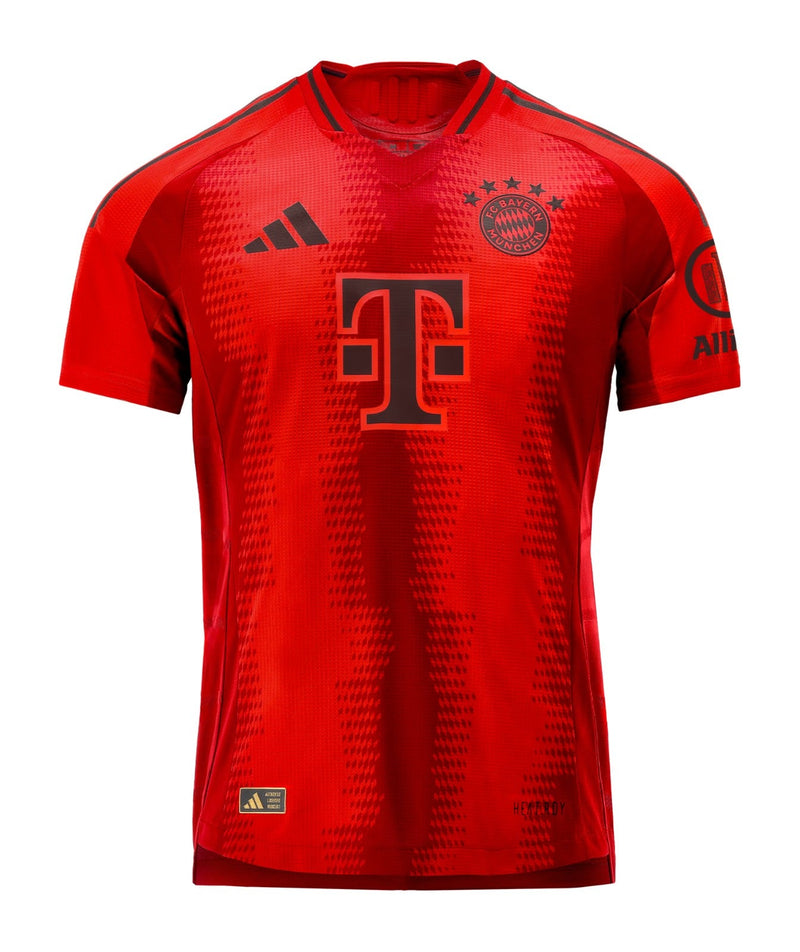 Bayern Munich - 2024/2025 - Camiseta Bayern Munich - Camiseta titular Bayern Munich - Uniforme Bayern Munich - Adidas Bayern Munich - Diseño clásico - Rojo y blanco - Rayas verticales - Bundesliga - Copa de Alemania - Champions League - Gola redonda - Escudo del club - Patrocinio Deutsche Telekom - Tecnologías innovadoras - Confort - Rendimiento.