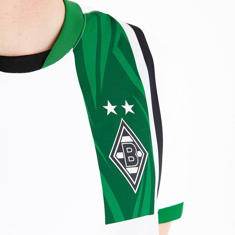 Borussia Mönchengladbach - 2024-2025 - Camiseta Borussia Mönchengladbach - Uniforme Borussia Mönchengladbach - Puma Borussia Mönchengladbach - Diseño moderno - Negro - Blanco - Verde - Rojo - Bundesliga - Copa de Alemania - Champions League - Away kit - Patrón gráfico - Identidad del club - Gola redonda - Escudo del club - Logo de Puma - Patrocinio Postbank - Tecnologías innovadoras - Confort - Rendimiento. 