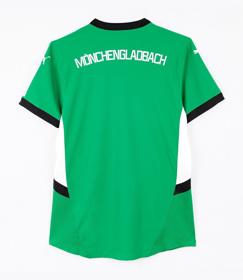 Borussia Mönchengladbach - 2024/2025 - Camiseta Borussia Mönchengladbach - Uniforme Borussia Mönchengladbach - Puma Borussia Mönchengladbach - Diseño moderno - Verde - Negro - Blanco - Bundesliga - Copa de Alemania - Away kit - Copa de 1975 - Franjas diagonales - Placa blanca - Escudo del Gladbach - Tecnologías innovadoras - Confort - Rendimiento.