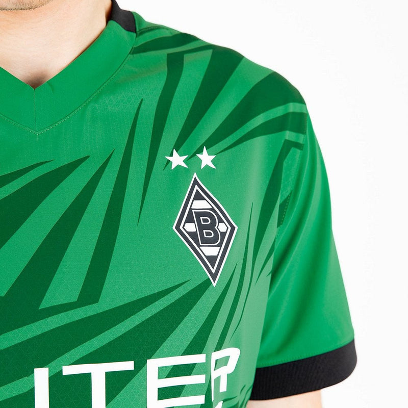 Borussia Mönchengladbach - 2024/2025 - Camiseta Borussia Mönchengladbach - Uniforme Borussia Mönchengladbach - Puma Borussia Mönchengladbach - Diseño moderno - Verde - Negro - Blanco - Bundesliga - Copa de Alemania - Away kit - Copa de 1975 - Franjas diagonales - Placa blanca - Escudo del Gladbach - Tecnologías innovadoras - Confort - Rendimiento.