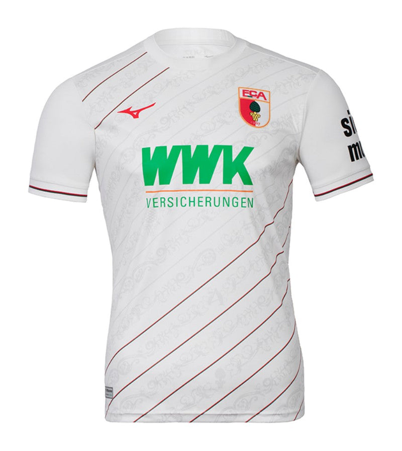 FC Augsburg - 2024/2025 - Camiseta FC Augsburg - Camiseta titular FC Augsburg - Uniforme FC Augsburg - Mizuno FC Augsburg - Diseño clásico - Rojo y blanco - Rayas verticales - Bundesliga - Copa de Alemania - Gola redonda - Escudo del club - Logo de Mizuno - Patrocinio WWK - Tecnologías innovadoras - Confort - Rendimiento.