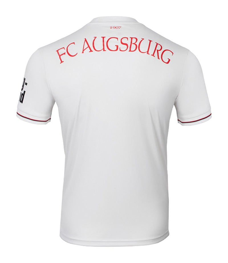 FC Augsburg - 2024/2025 - Camiseta FC Augsburg - Camiseta titular FC Augsburg - Uniforme FC Augsburg - Mizuno FC Augsburg - Diseño clásico - Rojo y blanco - Rayas verticales - Bundesliga - Copa de Alemania - Gola redonda - Escudo del club - Logo de Mizuno - Patrocinio WWK - Tecnologías innovadoras - Confort - Rendimiento.