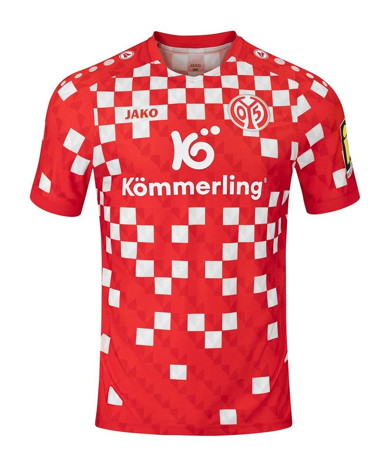 Mainz 05 - 2024/2025 - Camiseta Mainz 05 - Camiseta titular Mainz 05 - Uniforme Mainz 05 - Jako Mainz 05 - Diseño clásico - Blanco y rojo - Rayas verticales - Bundesliga - Copa de Alemania - Gola redonda - Escudo del club - Logo de Jako - Patrocinio Kömmerling - Tecnologías innovadoras - Confort - Rendimiento.