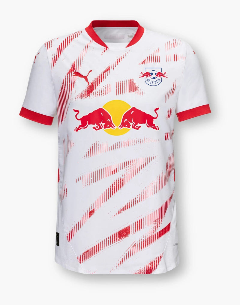 RB Leipzig - 2024/2025 - Camiseta RB Leipzig - Camiseta titular RB Leipzig - Uniforme RB Leipzig - Puma RB Leipzig - Diseño clásico - Rojo y blanco - Bundesliga - Competiciones europeas - Logo de Puma - Gola redonda - Escudo del club - Tecnologías avanzadas - Confort - Rendimiento - Pasión - Tradición.