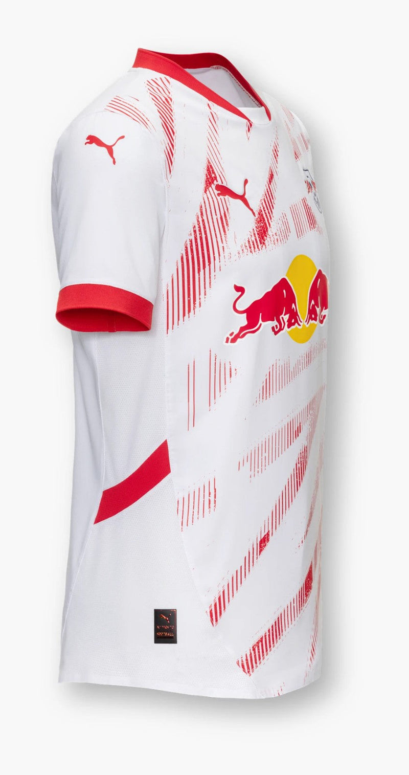 RB Leipzig - 2024/2025 - Camiseta RB Leipzig - Camiseta titular RB Leipzig - Uniforme RB Leipzig - Puma RB Leipzig - Diseño clásico - Rojo y blanco - Bundesliga - Competiciones europeas - Logo de Puma - Gola redonda - Escudo del club - Tecnologías avanzadas - Confort - Rendimiento - Pasión - Tradición.