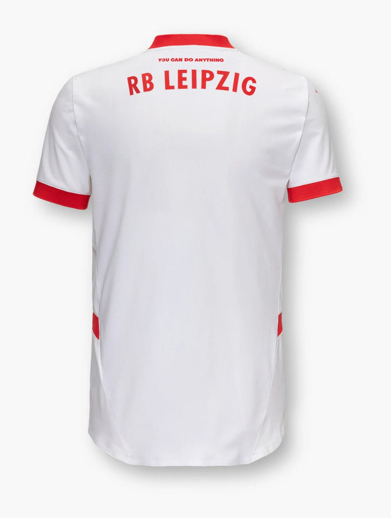 RB Leipzig - 2024/2025 - Camiseta RB Leipzig - Camiseta titular RB Leipzig - Uniforme RB Leipzig - Puma RB Leipzig - Diseño clásico - Rojo y blanco - Bundesliga - Competiciones europeas - Logo de Puma - Gola redonda - Escudo del club - Tecnologías avanzadas - Confort - Rendimiento - Pasión - Tradición.