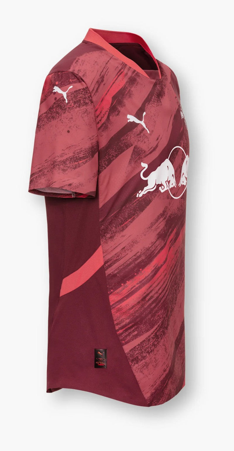 RB Leipzig - 2024/2025 - Camiseta RB Leipzig - Uniforme suplente RB Leipzig - Puma RB Leipzig - Diseño moderno - Rojo - Bundesliga - Competiciones europeas - Patrón gráfico - Cultura de Leipzig - Gola redonda - Escudo del club - Logo de Puma - Patrocinio Red Bull - Tecnologías avanzadas - Rendimiento - Comodidad - Pasión - Energía.