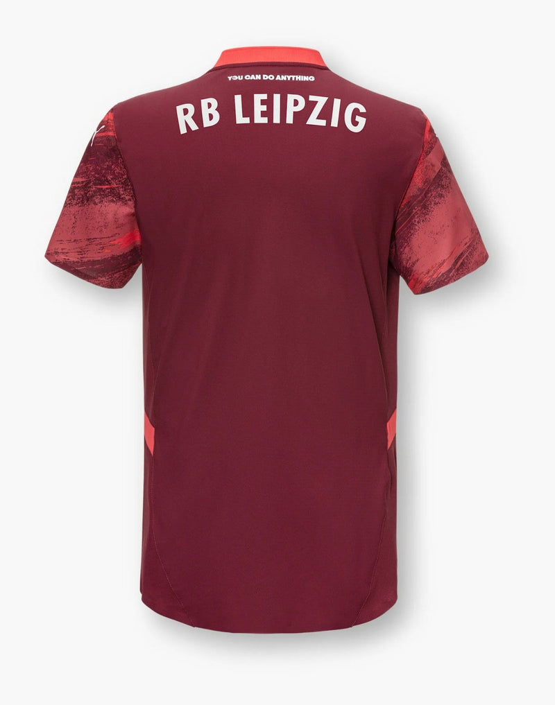 RB Leipzig - 2024/2025 - Camiseta RB Leipzig - Uniforme suplente RB Leipzig - Puma RB Leipzig - Diseño moderno - Rojo - Bundesliga - Competiciones europeas - Patrón gráfico - Cultura de Leipzig - Gola redonda - Escudo del club - Logo de Puma - Patrocinio Red Bull - Tecnologías avanzadas - Rendimiento - Comodidad - Pasión - Energía.