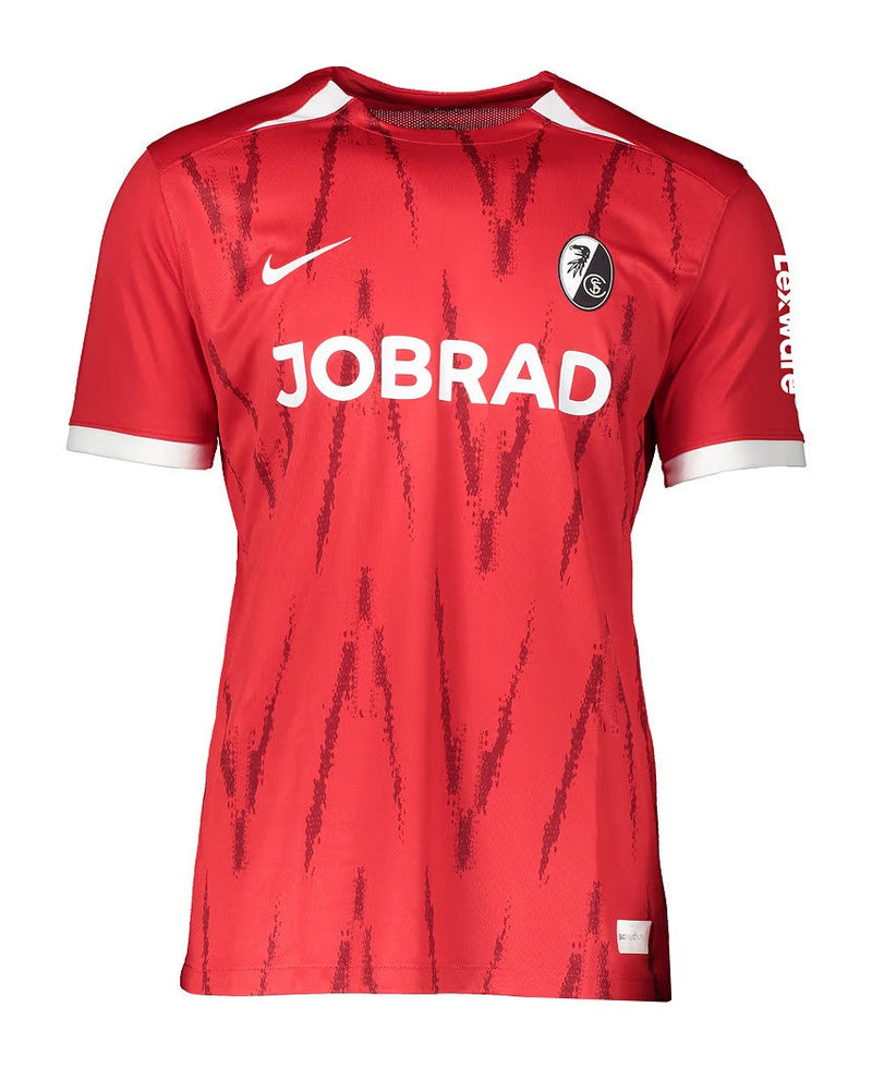 SC Freiburg - 2024/2025 - Camiseta Freiburg - Uniforme Freiburg - Nike Freiburg - Diseño moderno - Rojo - Blanco - Negro - Bundesliga - Copa de Alemania - Patrón gráfico - Identidad del club - Gola redonda - Escudo del club - Logo de Nike - Patrocinio Schwarzwald-Baar Klinikum - Tecnologías innovadoras - Confort - Rendimiento.