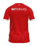 SC Freiburg - 2024/2025 - Camiseta Freiburg - Uniforme Freiburg - Nike Freiburg - Diseño moderno - Rojo - Blanco - Negro - Bundesliga - Copa de Alemania - Patrón gráfico - Identidad del club - Gola redonda - Escudo del club - Logo de Nike - Patrocinio Schwarzwald-Baar Klinikum - Tecnologías innovadoras - Confort - Rendimiento.